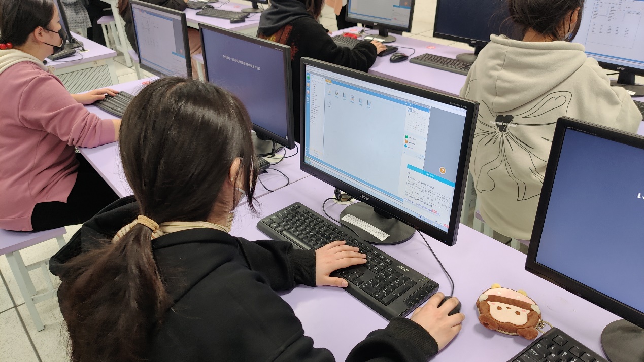 人在玩电脑低可信度描述已自动生成