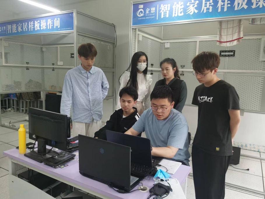 说明: 电脑前的人们低可信度描述已自动生成