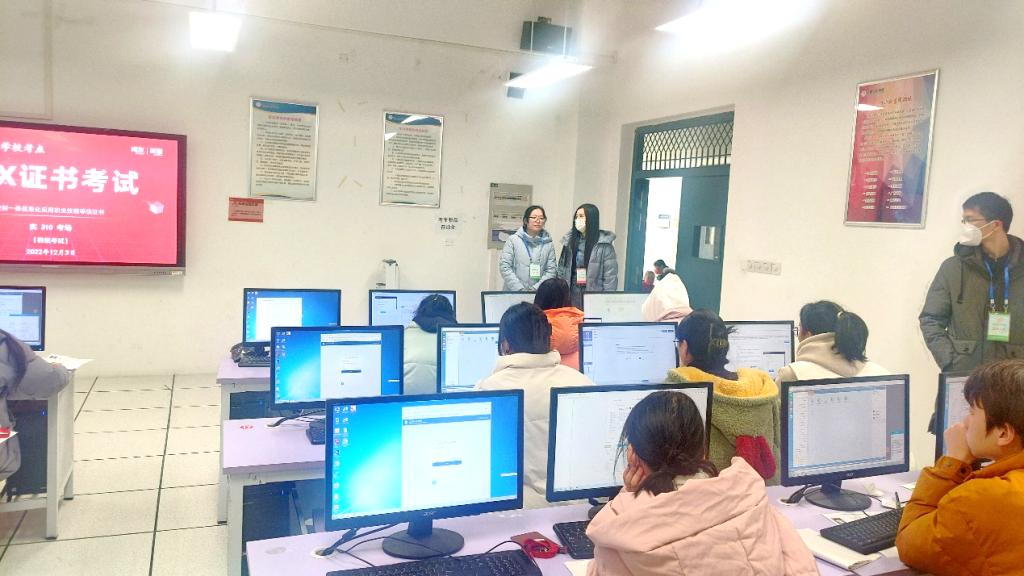 人们在房间里中度可信度描述已自动生成