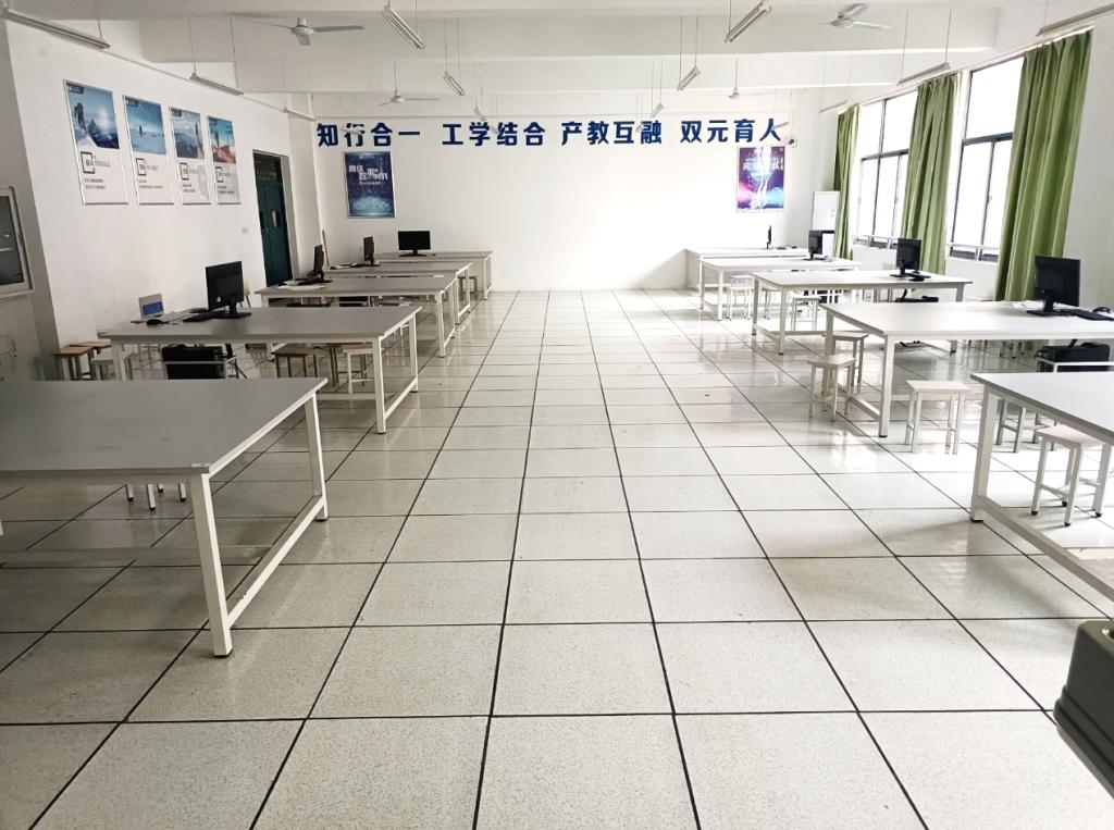 房间里的餐厅低可信度描述已自动生成