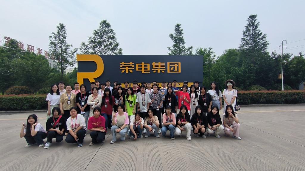 一群人站在路上描述已自动生成