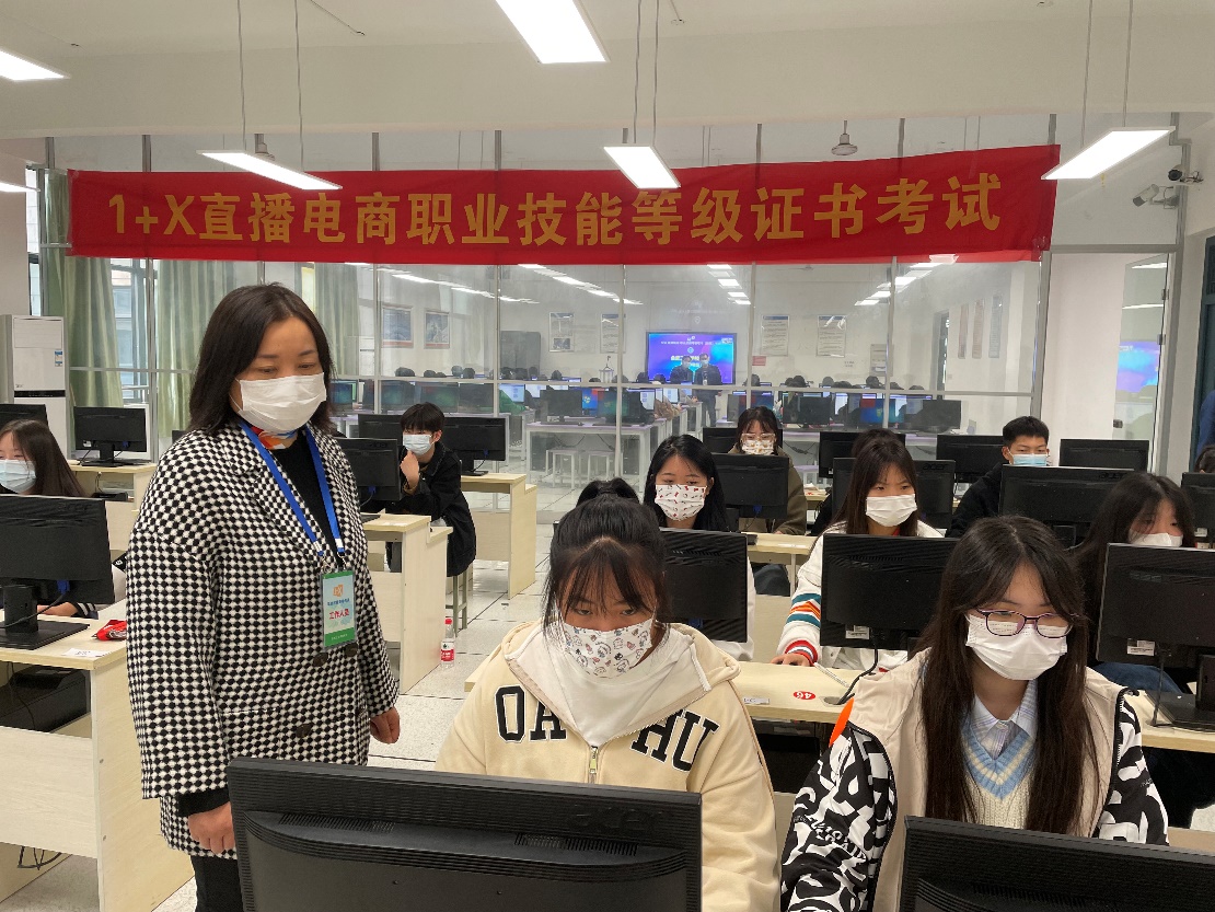 一群人在餐厅里描述已自动生成