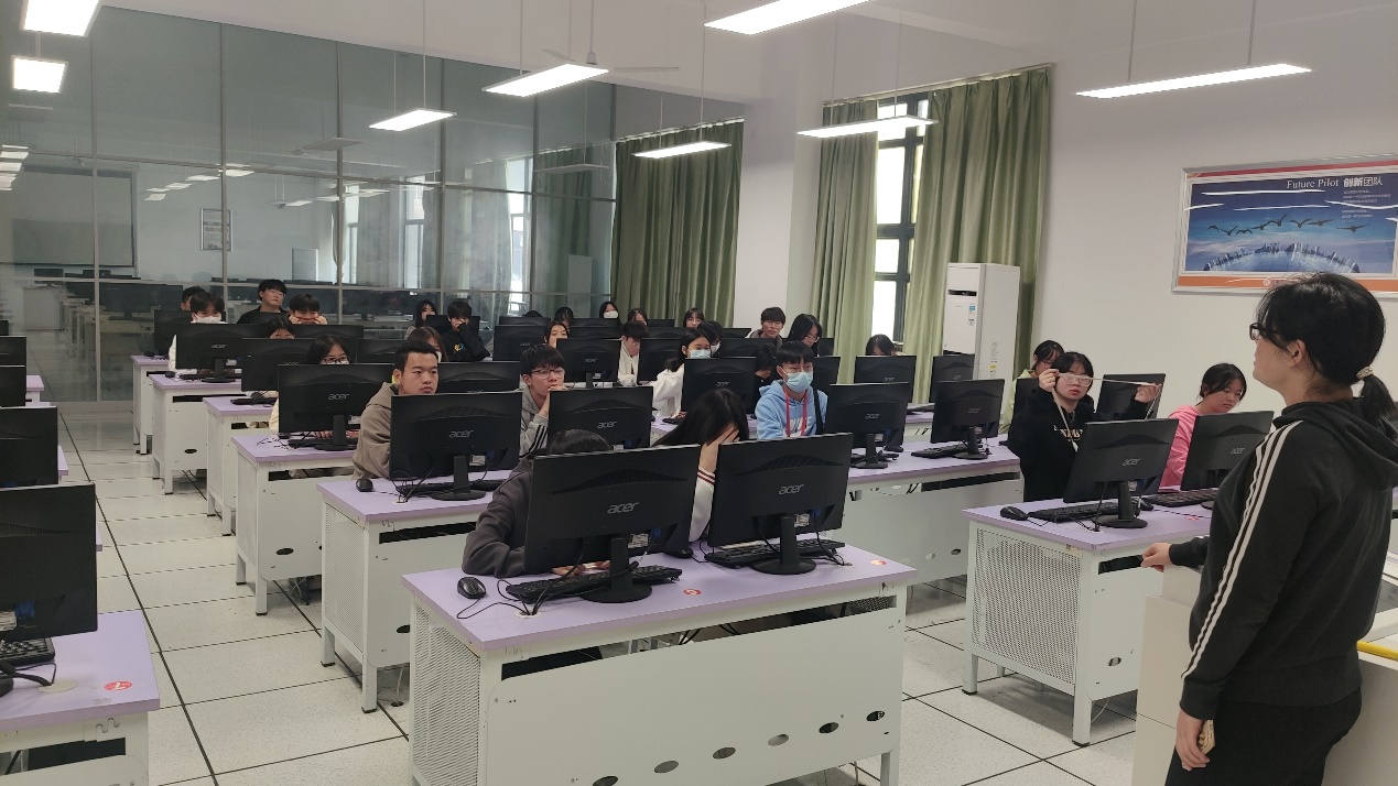 办公室的人中度可信度描述已自动生成