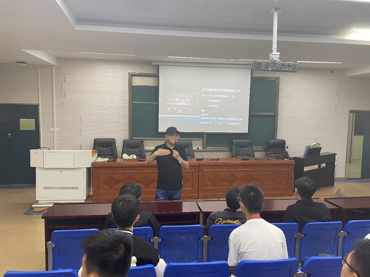 人们在看台上的人在房间里描述已自动生成