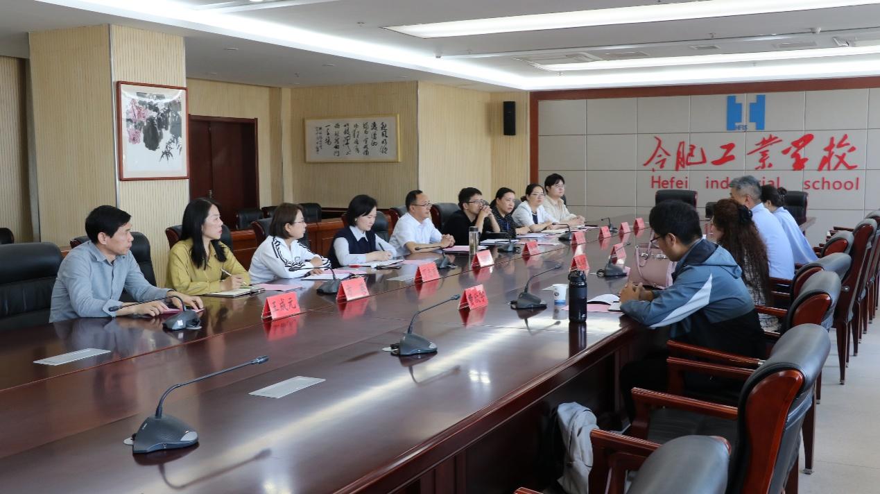 会议室里的人们描述已自动生成