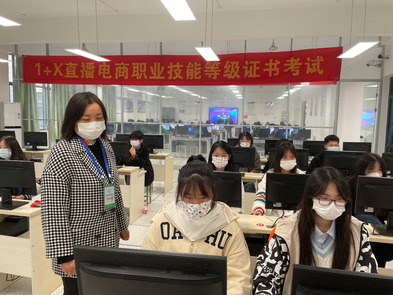 一群人在餐厅里描述已自动生成