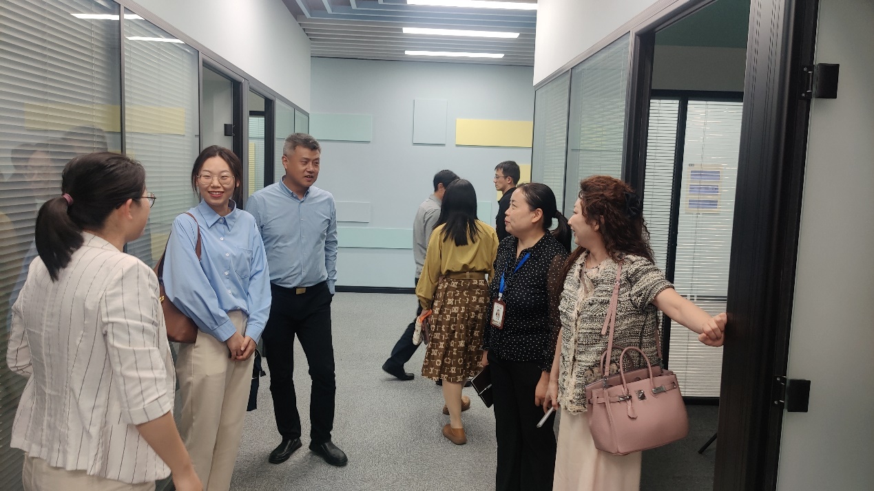 一群人站在门前描述已自动生成