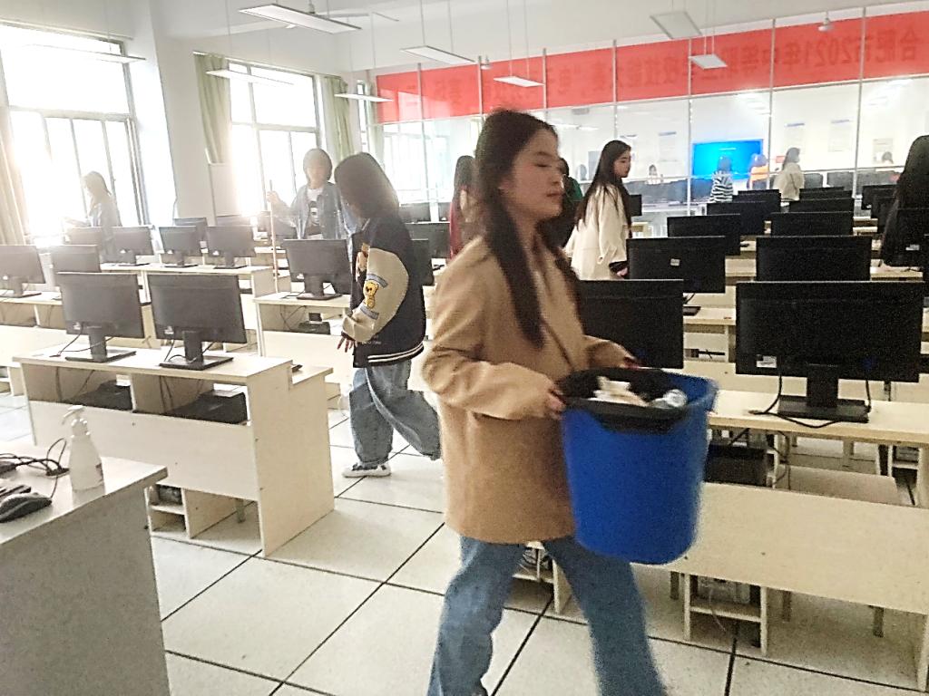 女人站在厨房里中度可信度描述已自动生成