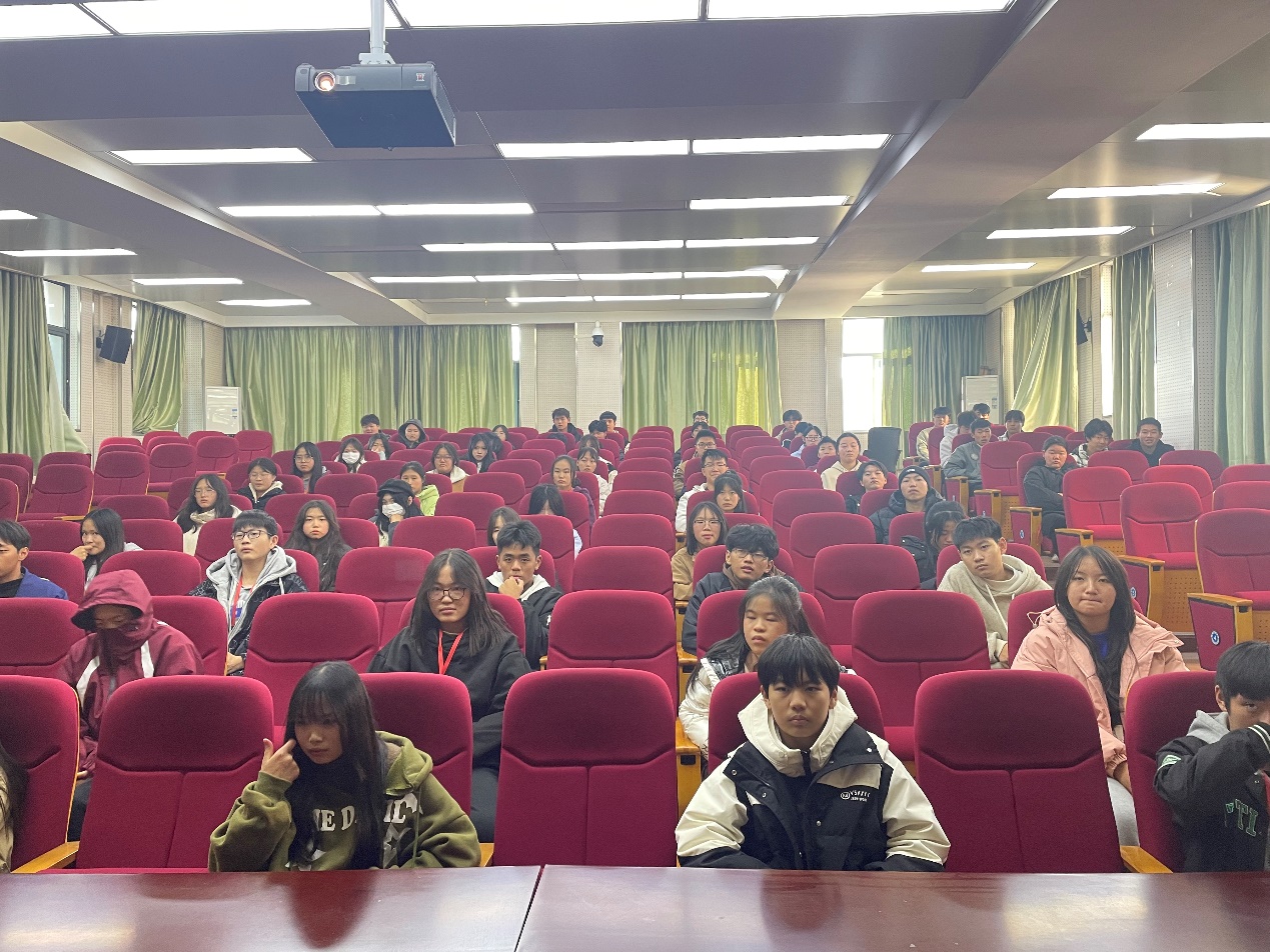 会议室里的人们描述已自动生成