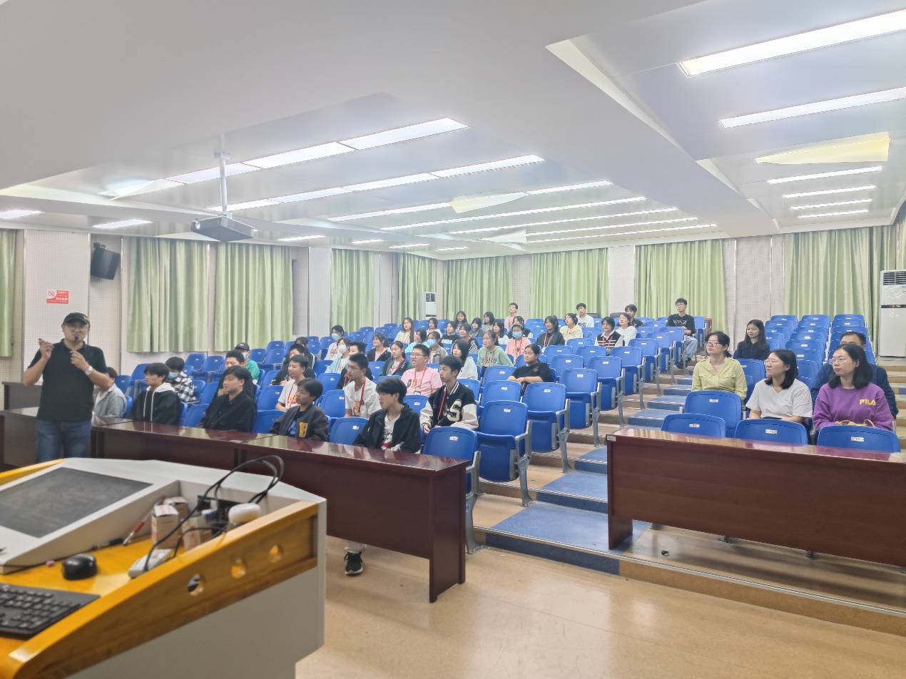 图片包含 室内, 天花板, 桌子, 人描述已自动生成