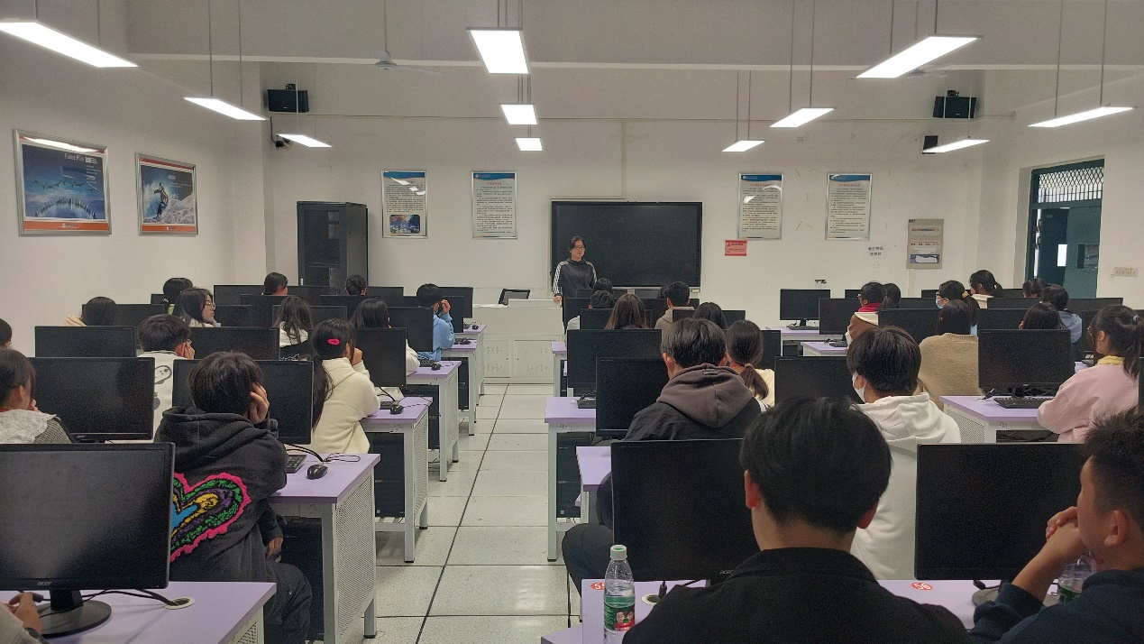 房间里有许多人在餐厅里中度可信度描述已自动生成