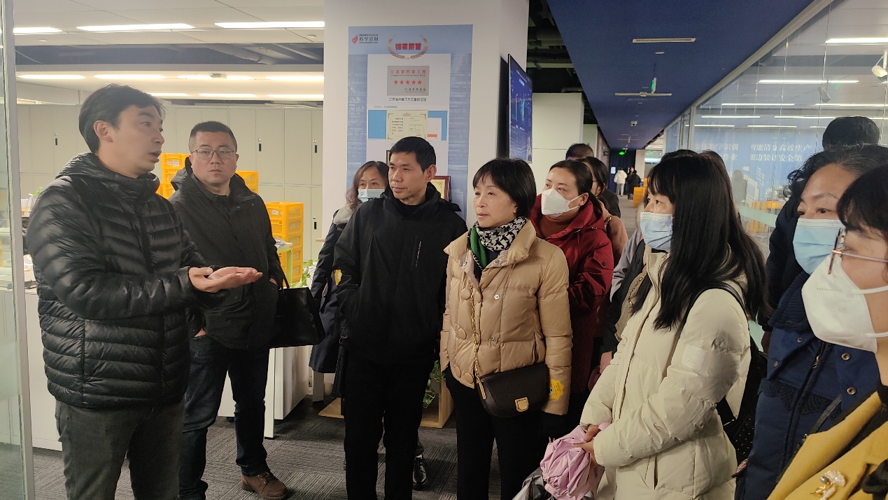 一群男人和女人站在一起中度可信度描述已自动生成