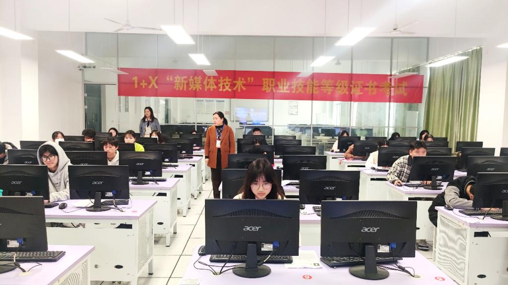 人们在看台上的人在桌子前低可信度描述已自动生成