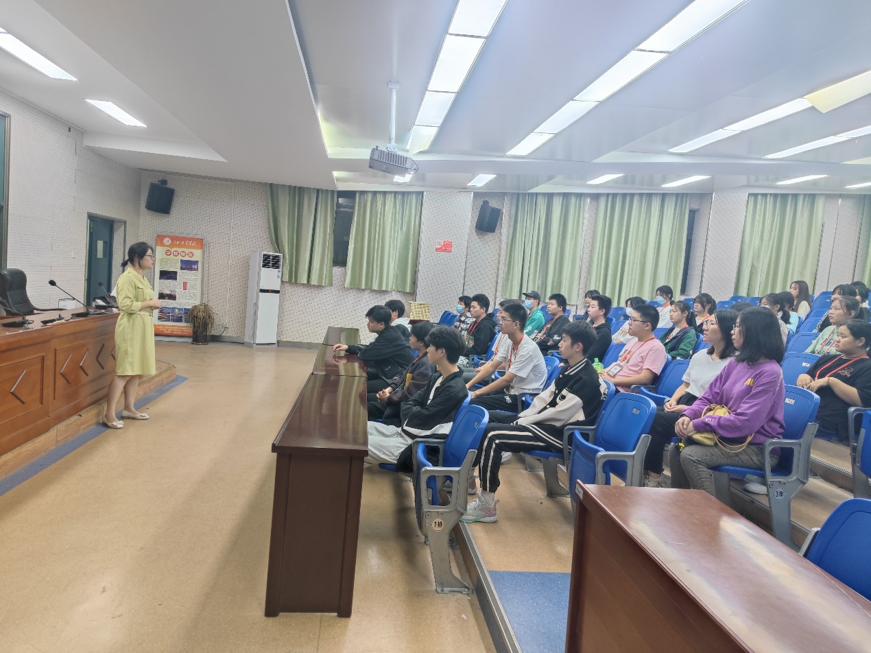 会议室里的人们描述已自动生成