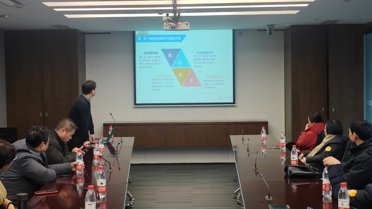 一群人在房间里描述已自动生成