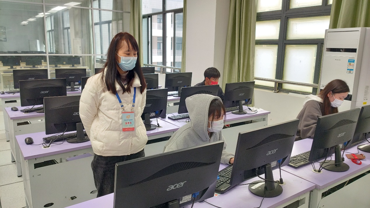 几个人在桌子前中度可信度描述已自动生成