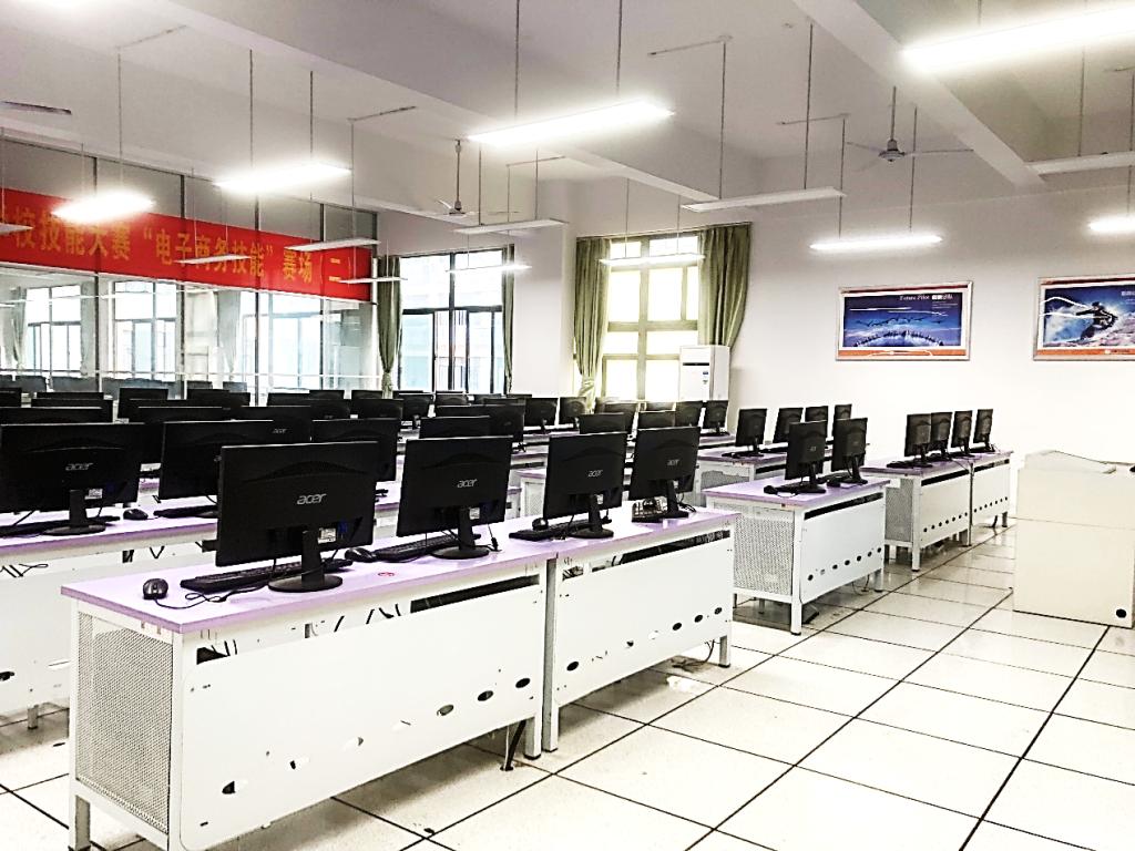 厨房的摆设布局低可信度描述已自动生成