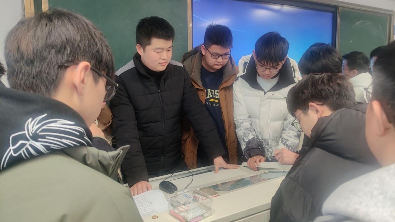 一群人正在聊天描述已自动生成